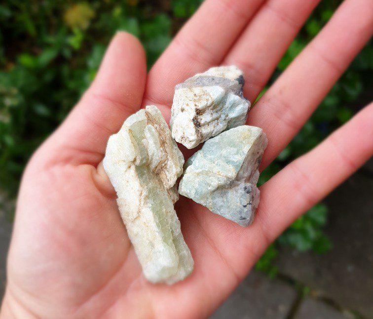 Ruwe brok van Aquamarijn- licht blauw tinten - grote stukken edelsteen