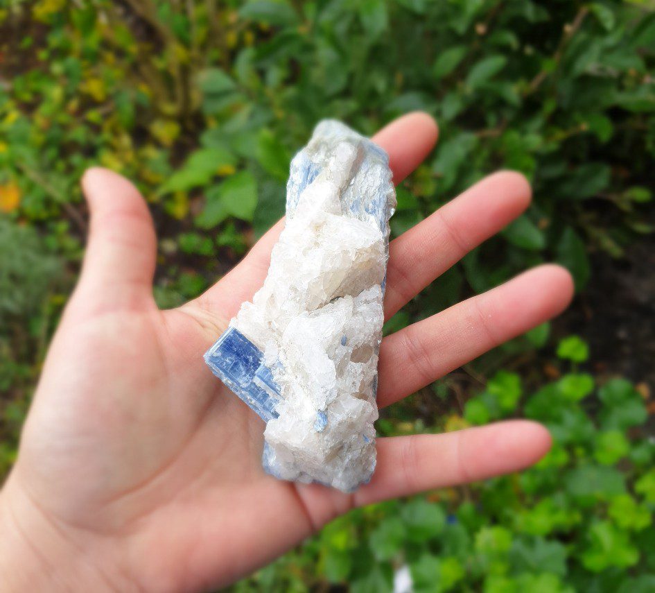 Ruwe brok van Kianite - blauw glitterend edelsteen- grote stukken kristal