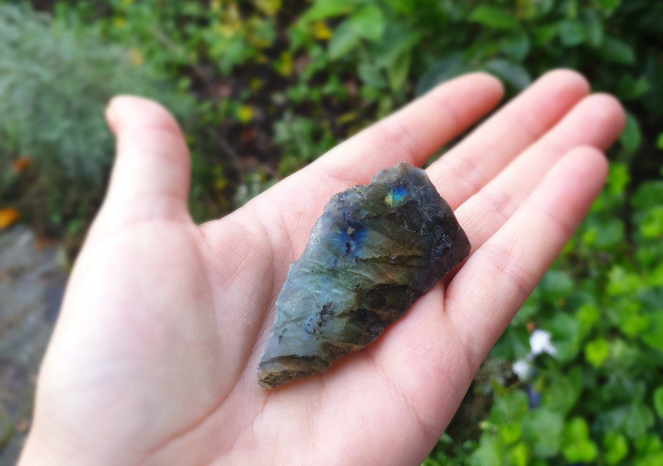 Ruwe brok van Labradoriet- grijs glitterent edelsteen- midden stukken kristal