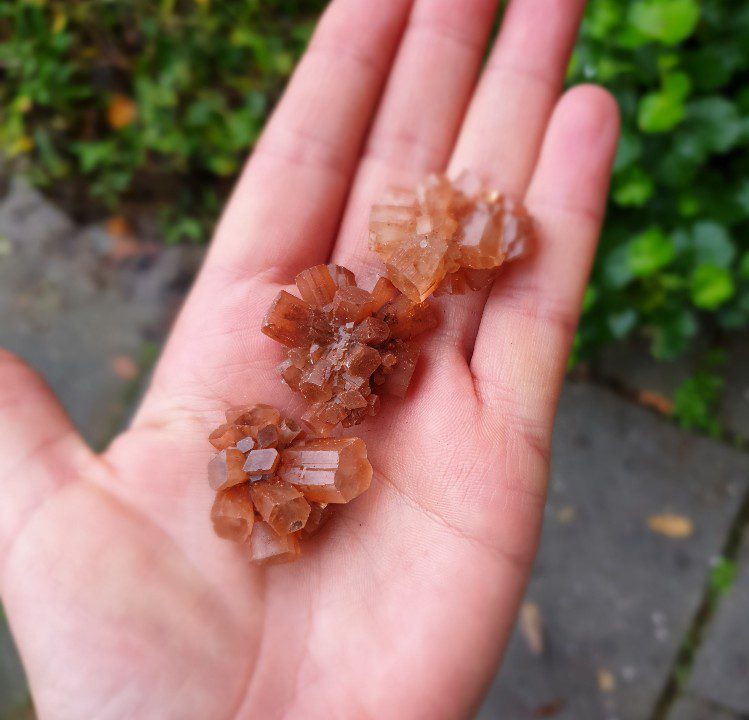 Ruwe brok van Aragoniet- kopper kleurig kristaal - kleine stukken edelsteen