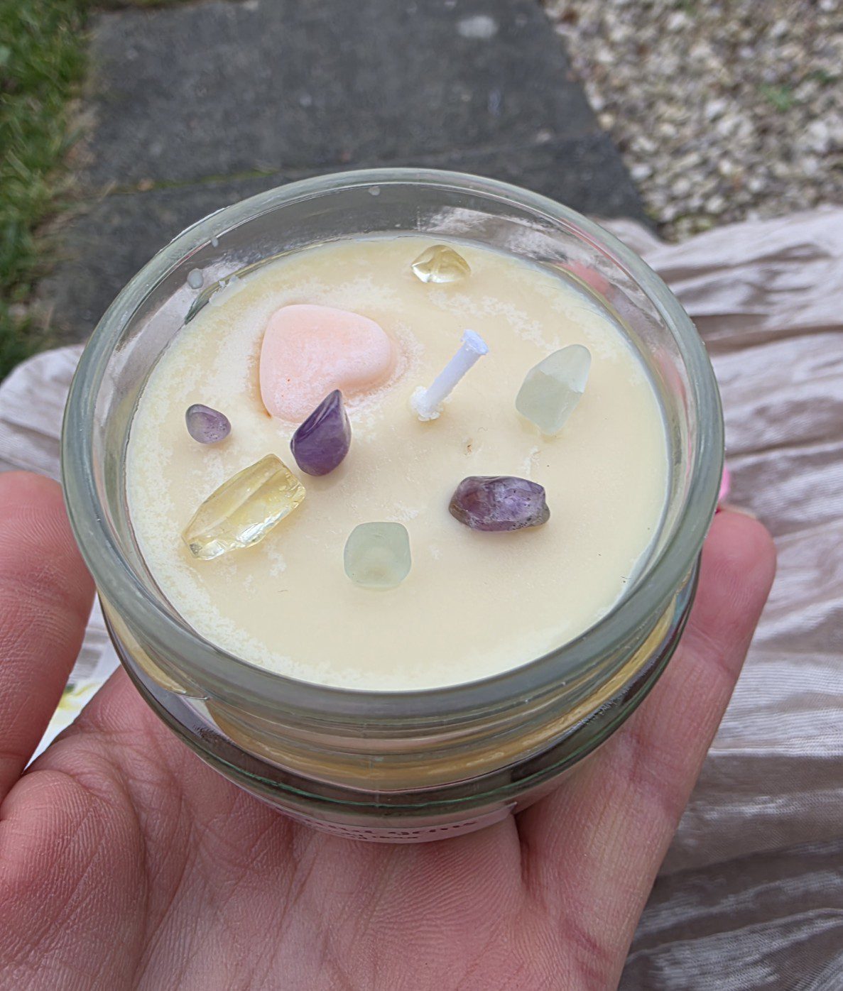 Handgemaakte ecologische kaars van puur soja wax - glazen pot - AMBER AND GEMS - amber geur met edelstenen 130gr - Afbeelding 3