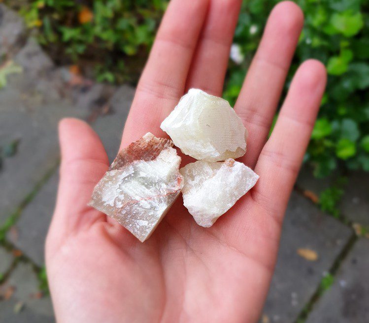 Ruwe brok van Groene Onyx - groen edelsteen- midden stukken kristal