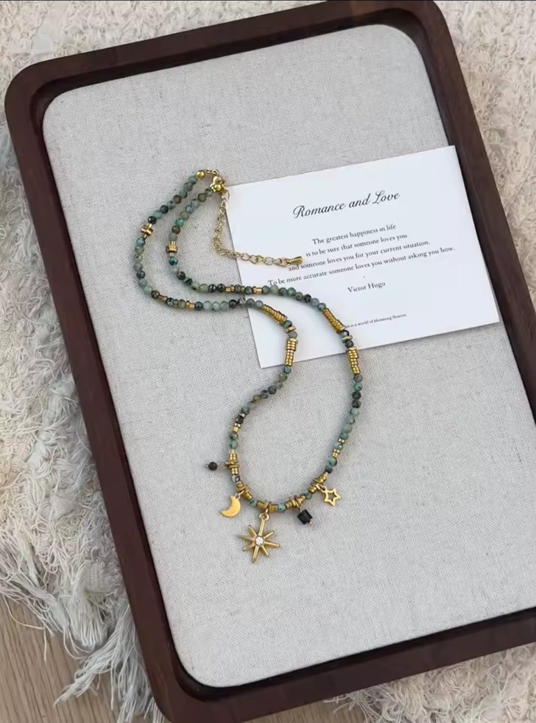 Handgemaakte boho ketting met edelsteen kralen in turquoise kleur - choker ketting