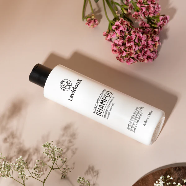 Luxe Natuurlijke sulfaatvrij shampoo met Nordic Cotton-extract en kokosolie - gevoelige hoofdhuid 250ml - Afbeelding 2