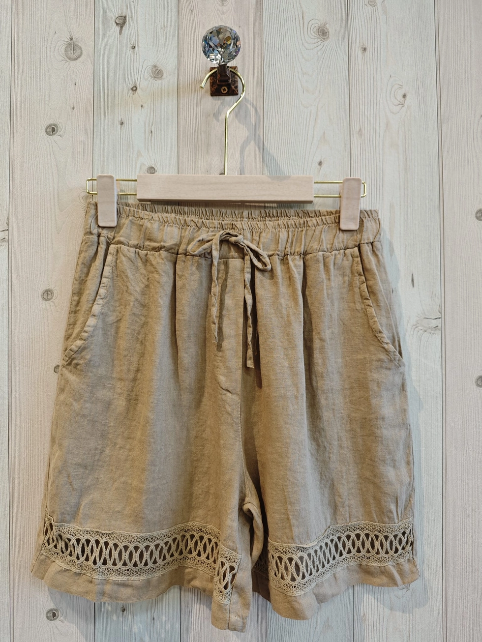 korte-broek-broderie-beige