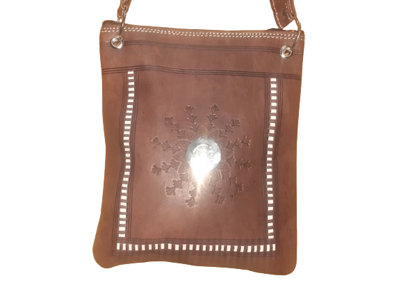Handgemaakte runden platte tas in Marokko - schouderband - messing afwerking - witte randen Diverse Kleuren