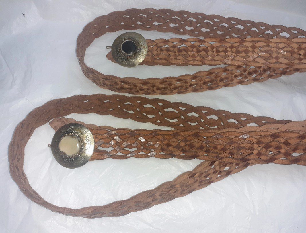100% leren gevlochten riem met platte ronde stalen met DONKER steen in het midden 125cm