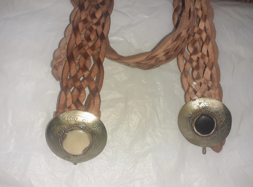 100% leren gevlochten riem met platte ronde stalen met DONKER steen in het midden 125cm - Afbeelding 3