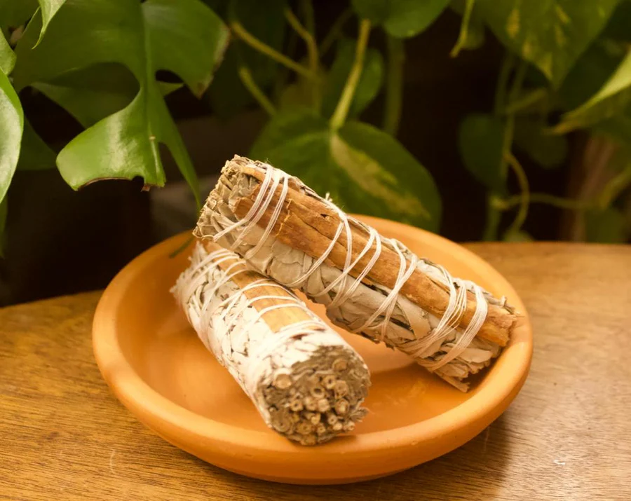 3 stuks Natuurlijke Witte salie en Kaneel bundel stick - wierook - handgemaakt in Frankrijk - zuiverend en innerlijke vitaliteit 3x11cm