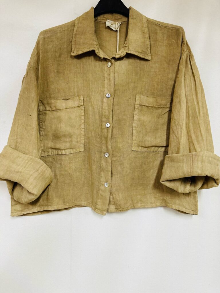 Linnen korte vest – lange mouwen – zakken – kraag – kleur CAMEL – luchtige vest – maat 40-42