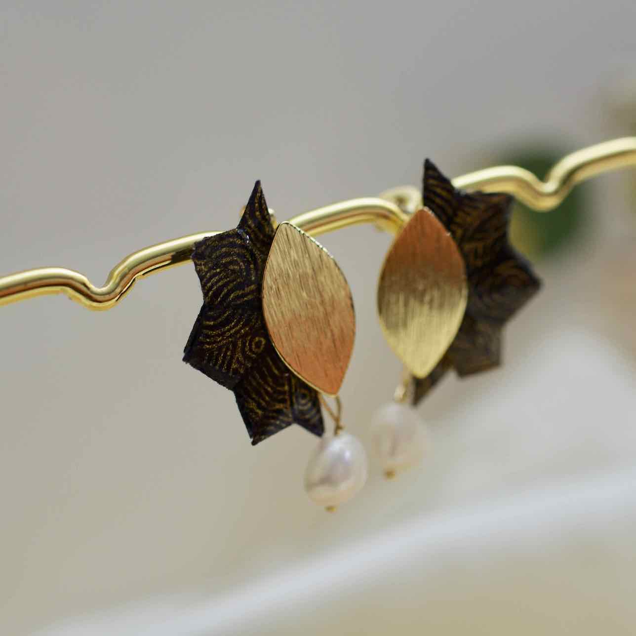 Handgemaakte Washi papieren waaier oorbellen in zwart en goud - parel - origami Japanse oorbellen